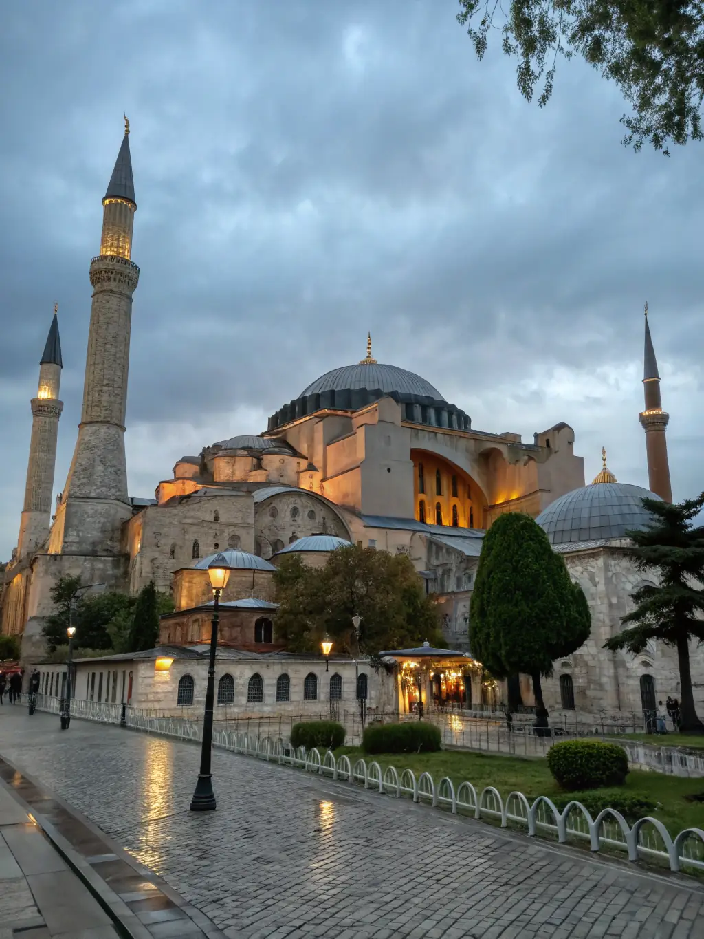 A captivating image of Istanbul, Turkey, blending historical landmarks with modern business districts, highlighting Global Key's expertise in Turkish company formation.